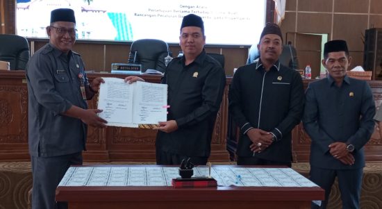 Dewan Perwakilan Rakyat Daerah (DPRD) Kabupaten Balangan menggelar rapat paripurna persetujuan bersama terhadap 5 Rancangan Peraturan Daerah (RAPERDA) tahun 2023 pada Senin (10/7/2023) di kantor DPRD setempat. (Kalimantanlive.co,/Kamil)