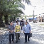 Komisi III DPRD Kalimantan Selatan melakukan Peninjauan Rekonstruksi Jalan Anjir Pasar – Marabahan di Kabupaten Barito Kuala.(12/06). (Kalimantanlive.com/ dprdkalselprov.id).