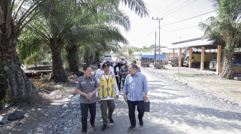 Komisi III DPRD Kalimantan Selatan melakukan Peninjauan Rekonstruksi Jalan Anjir Pasar – Marabahan di Kabupaten Barito Kuala.(12/06). (Kalimantanlive.com/ dprdkalselprov.id).