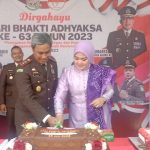 Upacara Peringatan Hari Bhakti Adhyaksa Ke-63 Tahun 2023 dengan tema "Penegakan Hukum Yang Tegas Dan Humanis Mengawal Pembagunan Nasional," digelar di halaman kantor Kejaksaan Negeri Kotabaru, Sabtu (22/07/23) (Kalimantanlive.com/Siti Rahmah).