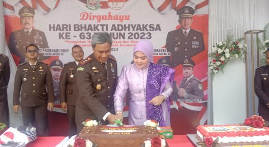 Upacara Peringatan Hari Bhakti Adhyaksa Ke-63 Tahun 2023 dengan tema "Penegakan Hukum Yang Tegas Dan Humanis Mengawal Pembagunan Nasional," digelar di halaman kantor Kejaksaan Negeri Kotabaru, Sabtu (22/07/23) (Kalimantanlive.com/Siti Rahmah).