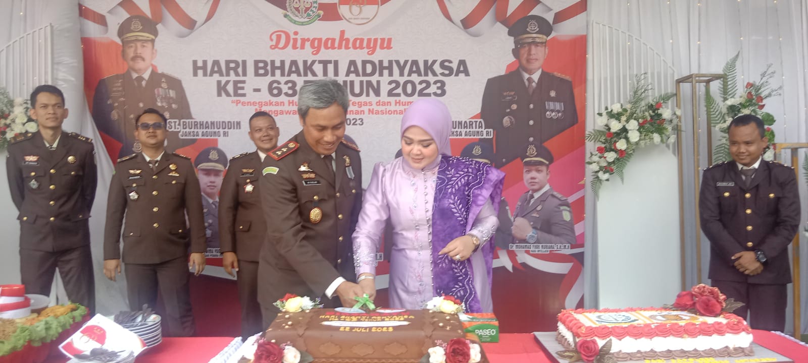 Upacara Peringatan Hari Bhakti Adhyaksa Ke-63 Tahun 2023 dengan tema "Penegakan Hukum Yang Tegas Dan Humanis Mengawal Pembagunan Nasional," digelar di halaman kantor Kejaksaan Negeri Kotabaru, Sabtu (22/07/23) (Kalimantanlive.com/Siti Rahmah).
