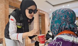 Jemaah haji lanjut usia (lansia) gelombang dua dari Makkah yang baru tiba di Madinah mendapatkan minuman pengganti makan. Minuman itu berupa teh dan vitamin full cream. (Kalimantanlive.com/ kemenag.go.id).