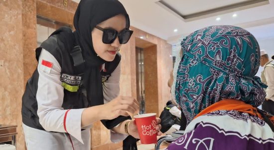 Jemaah haji lanjut usia (lansia) gelombang dua dari Makkah yang baru tiba di Madinah mendapatkan minuman pengganti makan. Minuman itu berupa teh dan vitamin full cream. (Kalimantanlive.com/ kemenag.go.id).