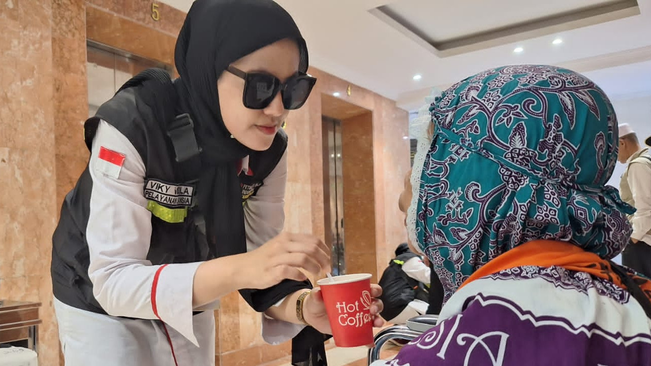 Jemaah haji lanjut usia (lansia) gelombang dua dari Makkah yang baru tiba di Madinah mendapatkan minuman pengganti makan. Minuman itu berupa teh dan vitamin full cream. (Kalimantanlive.com/ kemenag.go.id).