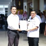 Wali Kota Banjarmasin, Ibnu Sina menyerahkan Surat Keputusan (SK) Pegawai Pemerintah dengan Perjanjian Kerja (PPPK) di lingkungan Pemerintah Kota Banjarmasin, bertempat di Lobby Balai Kota, Rabu (26/7/23) pagi (Kalimantanlive.com/Ilham)