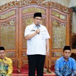 Wali Kota Banjarmasin, Ibnu Sina menyambut kedatangan para jamaah Haji Kloter 12 Kota Banjarmasin, di Masjid Raya Sabilal Muhtadin, Rabu (26/7/23) pagi. (Kalimantanlive.com/Ilham)