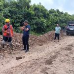 Pemkab Kotabaru memulai melaksanakan pembangunan jalan penghubung antara dua desa yang ada di wilayah kecamatan Kelumpang Barat Kabupaten Kotabaru. (Kalimantanlive.com/Siti Rahmah)