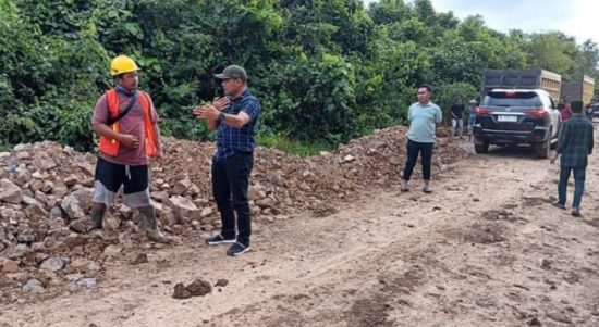 Pemkab Kotabaru memulai melaksanakan pembangunan jalan penghubung antara dua desa yang ada di wilayah kecamatan Kelumpang Barat Kabupaten Kotabaru. (Kalimantanlive.com/Siti Rahmah)