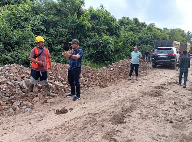 Pemkab Kotabaru memulai melaksanakan pembangunan jalan penghubung antara dua desa yang ada di wilayah kecamatan Kelumpang Barat Kabupaten Kotabaru. (Kalimantanlive.com/Siti Rahmah)