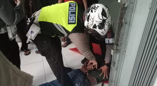 Anggota Satlanttas Polres Kotabaru, berhasil mengamankan seorang pelaku jambret yang berusaha kabur. (Kalimantanlive.com/Siti Rahmah)