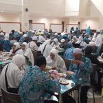 Jemaah haji asal Kabupaten Kotabaru dan Kabupaten Hulu Sungai Tengah (HST) yang tergabung dalam Kloter 14 tiba di Asrama Haji Banjarbaru Embarkasi Banjarmasin Sabtu (29/07/23). (Kalimantanlive.com/Diskominfo).
