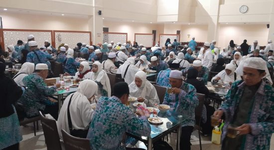 Jemaah haji asal Kabupaten Kotabaru dan Kabupaten Hulu Sungai Tengah (HST) yang tergabung dalam Kloter 14 tiba di Asrama Haji Banjarbaru Embarkasi Banjarmasin Sabtu (29/07/23). (Kalimantanlive.com/Diskominfo).