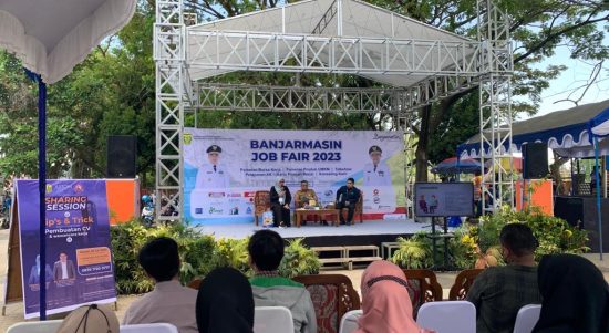 Ratusan calon pelamar kerja antusias hadiri kegiatan Banjarmasin Job Fair tahun 2023, yang diselenggarakan Pemerintah Kota Banjarmasin, melalui Dinas Koperasi Usaha Mikro dan Tenaga Kerja (Kalimantanlive.com/Ilham)