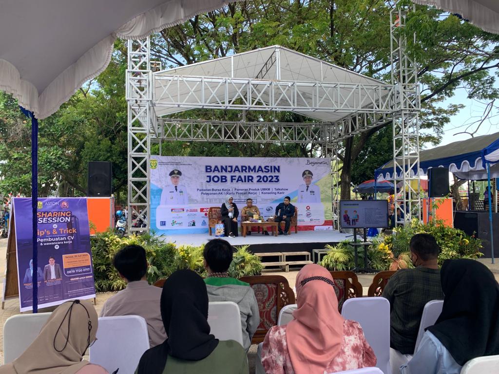Ratusan calon pelamar kerja antusias hadiri kegiatan Banjarmasin Job Fair tahun 2023, yang diselenggarakan Pemerintah Kota Banjarmasin, melalui Dinas Koperasi Usaha Mikro dan Tenaga Kerja (Kalimantanlive.com/Ilham)