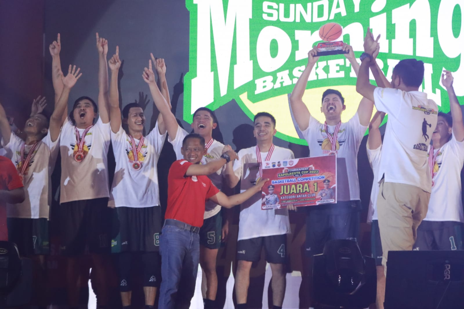 Rangkaian kegiatan Turnamen Kapolresta Cup 2023 Vol II Basket Ball dalam rangka memperingati hari Bhayangkara ke-77, secara resmi telah ditutup hari ini, Jumat (7/7/23) sore. (Kalimantanlive.com/Ilham)