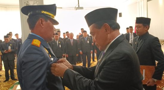 Bupati Tanah Bumbu Abah Zairullah Azhar melantik dr. Muhammad Yandi Noorjaya sebagai Kepala Dinas Kesehatan Tanah Bumbu menggantikan Setia Budi yang menempati pos barunya sebagai Kadis Perhubungan Tanah Bumbu, Selasa ( 18/7/2023 ). (Kalimantanlive.com/Desy).