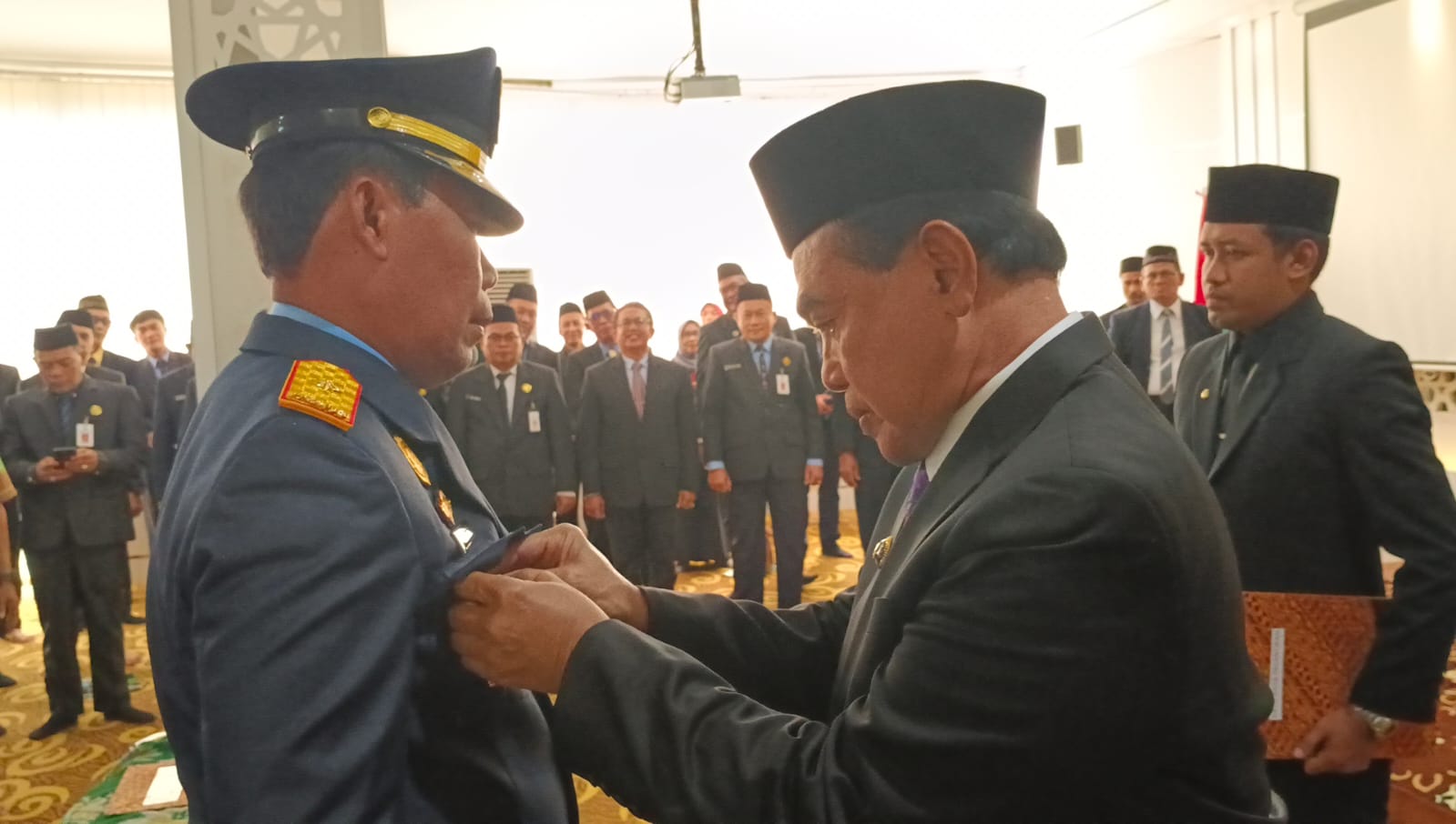 Bupati Tanah Bumbu Abah Zairullah Azhar melantik dr. Muhammad Yandi Noorjaya sebagai Kepala Dinas Kesehatan Tanah Bumbu menggantikan Setia Budi yang menempati pos barunya sebagai Kadis Perhubungan Tanah Bumbu, Selasa ( 18/7/2023 ). (Kalimantanlive.com/Desy).