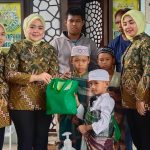 Dalam rangka hari Bhakti Adhyaksa ke-63 dan HUT XXIII Ikatan Adhyaksa Darmakarini, Kejaksaan Negeri Kotabaru melaksanakan kegiatan bhakti sosial (Kalimantanlive.com/Siti Rahmah)