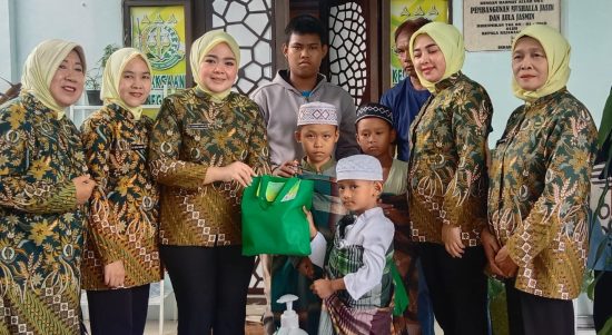 Dalam rangka hari Bhakti Adhyaksa ke-63 dan HUT XXIII Ikatan Adhyaksa Darmakarini, Kejaksaan Negeri Kotabaru melaksanakan kegiatan bhakti sosial (Kalimantanlive.com/Siti Rahmah)