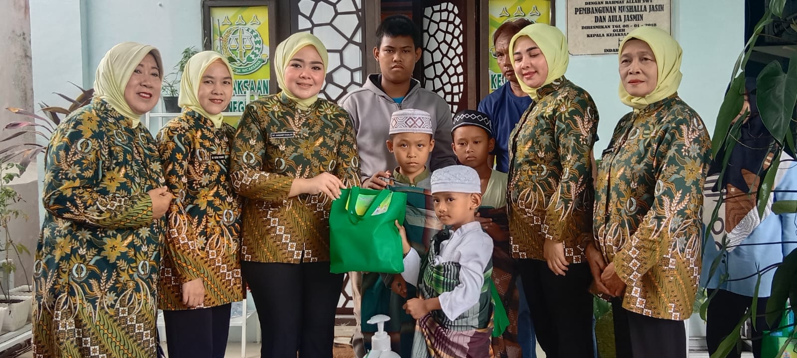 Dalam rangka hari Bhakti Adhyaksa ke-63 dan HUT XXIII Ikatan Adhyaksa Darmakarini, Kejaksaan Negeri Kotabaru melaksanakan kegiatan bhakti sosial (Kalimantanlive.com/Siti Rahmah)