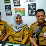 Kepala Bakesbangpol Nahrul Fajeri didampingi Kepala Bidang Politik dan Organisasi Masyarakat (Ormas) Amalia Ismawati, dan Analis Kebijakan Ahli Muda Fatmadi Anas, kepada kalimantanlive.com beberapa waktu lalu. (Kalimantanlive.com/Desy).