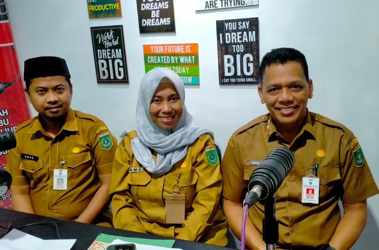 Kepala Bakesbangpol Nahrul Fajeri didampingi Kepala Bidang Politik dan Organisasi Masyarakat (Ormas) Amalia Ismawati, dan Analis Kebijakan Ahli Muda Fatmadi Anas, kepada kalimantanlive.com beberapa waktu lalu. (Kalimantanlive.com/Desy).
