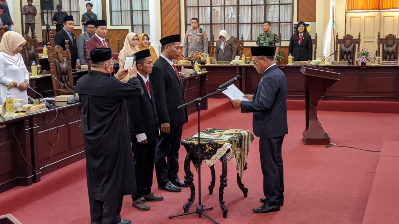 Khairullah dan Abd Rahman resmi dilantik sebagai Pengganti Antar Waktu (PAW) anggota Dewan Perwakilan Rakyat Daerah (DPRD) Kabupaten Tabalong masa jabatan 2019-2024. (Kalimantanlive.com/ A Hidayat).