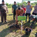 Kepala Dinas Lingkungan Hidup, Aidinnor mewakili Bupati Balangan dalam penanaman pohon (Kalimantanlive.com/Kamil)