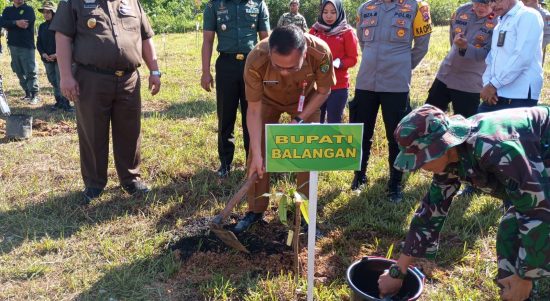 Kepala Dinas Lingkungan Hidup, Aidinnor mewakili Bupati Balangan dalam penanaman pohon (Kalimantanlive.com/Kamil)