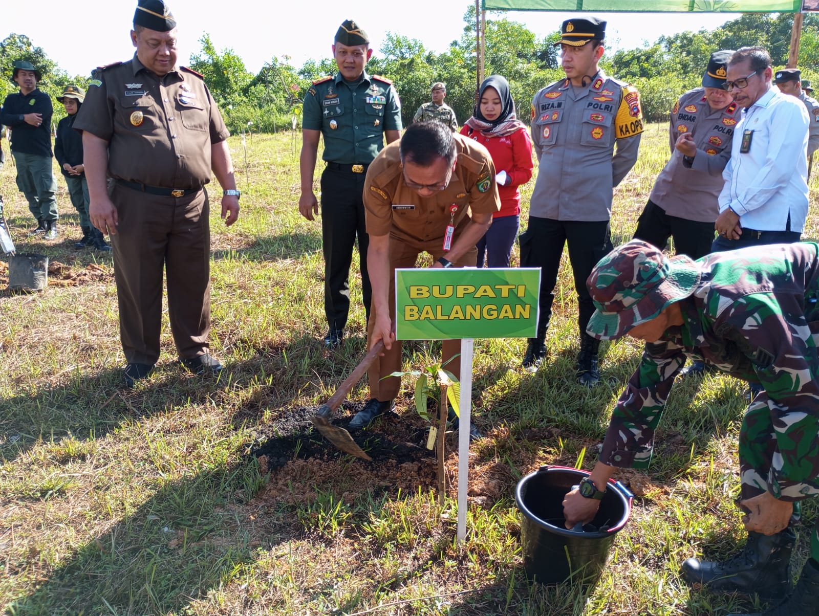Kepala Dinas Lingkungan Hidup, Aidinnor mewakili Bupati Balangan dalam penanaman pohon (Kalimantanlive.com/Kamil)