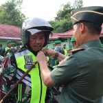 Dandim 1008/Tabalong, Letkol Czi Catur Witanto saat memasangkan helm ke salah satu babinsa (Foto Kodim 1008 tabalong)