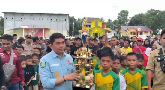 Turnamen Sepakbola U-13 Tajokkarama Cup 1 2023 resmi ditutup Wakil Bupati sekaligus Ketua KONI Kotabaru, Andi Rudi Latif SH, di Lapangan Madarammang Desa Tanjung Seloka Kecamatan Pulau Laut Selatan, Kotabaru, Selasa (18/07/23) sore. (Kalimatanlive.com/Diskominfo)