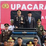 Wakil Bupati Kotabaru Andi Rudi Latif, SH, Hadiri Upacara dan Tasyakuran dalam rangka HUT Bhayangkara ke 77, di Lapangan Siring Laut Kotabaru. Sabtu (01/07/23). (Kalimantanlive.com/Diskominfo)