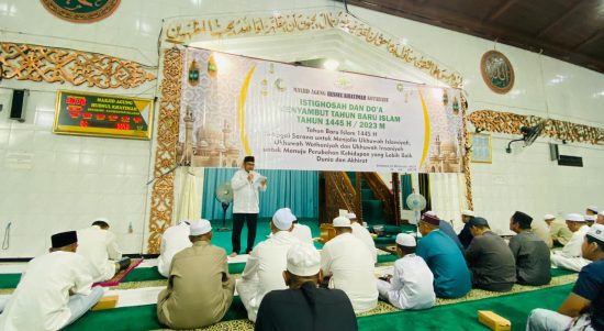 Pemerintah Kabupaten Kotabaru Gelar Dzikir dan Do'a Bersama atau Istigosah dalam memyambut Tahun Baru Islam 1 Muharram 1445 Hijryah yang bertepatn dengan tanggal 18 Juni 2023 yang berlangsung di Mesjid Agung Khusnul Khotimah, Selasa (18/07/2023). (Kalimantanlive.comSiti Rahmah).