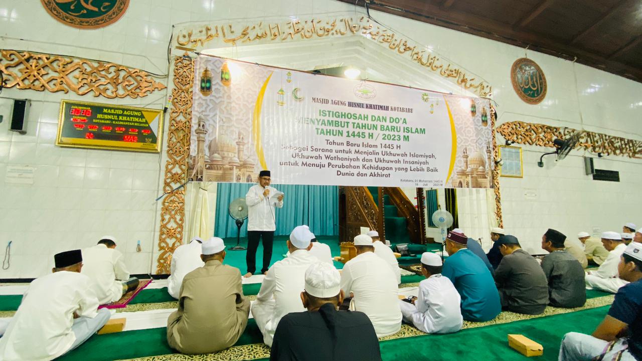 Pemerintah Kabupaten Kotabaru Gelar Dzikir dan Do'a Bersama atau Istigosah dalam memyambut Tahun Baru Islam 1 Muharram 1445 Hijryah yang bertepatn dengan tanggal 18 Juni 2023 yang berlangsung di Mesjid Agung Khusnul Khotimah, Selasa (18/07/2023). (Kalimantanlive.comSiti Rahmah).