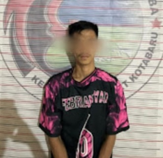 Satuan Res Narkoba Polres Kotabaru berhasil mengamankan satu orang tenaga honorer MA (26) warga Desa Semayap yang bekerja di salah satu instansi lingkup pemkab setempat. (Kalimantanlive.com/Siti Rahmah)