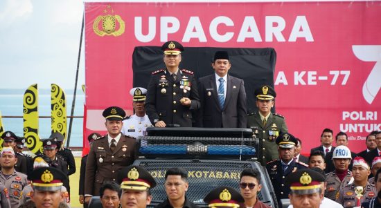 Wakil Bupati Kotabaru Andi Rudi Latif, SH, Hadiri Upacara dan Tasyakuran dalam rangka HUT Bhayangkara ke 77, di Lapangan Siring Laut Kotabaru. Sabtu (01/07/23). (Kalimantanlive.com/Diskominfo)