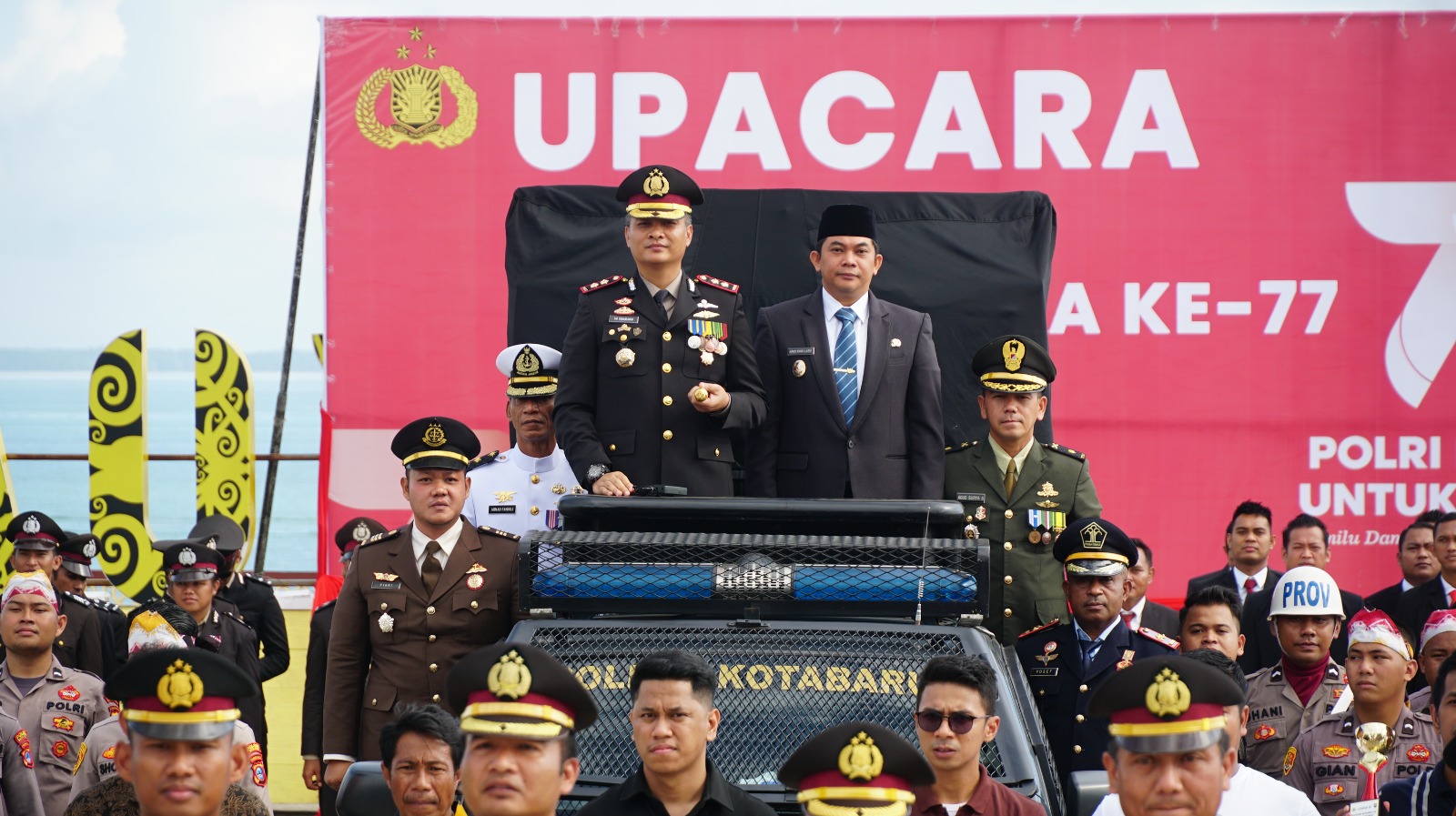 Wakil Bupati Kotabaru Andi Rudi Latif, SH, Hadiri Upacara dan Tasyakuran dalam rangka HUT Bhayangkara ke 77, di Lapangan Siring Laut Kotabaru. Sabtu (01/07/23). (Kalimantanlive.com/Diskominfo)