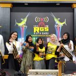 Empat orang pertukaran pemuda antar provinsi yang bertugas di Desa Gedambaan mengikuti talkshow di Radio Gema Saijaan Kotabaru.Jumat (28/07/2023). (Kalimantanlive.com/Diskominfo)