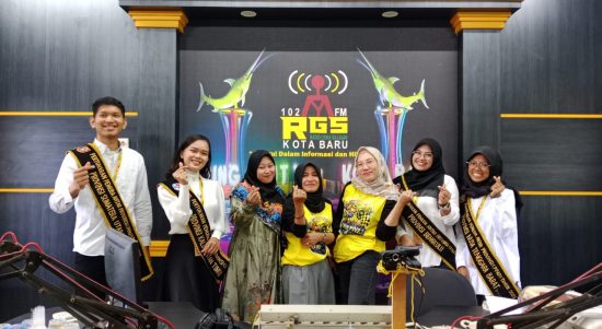 Empat orang pertukaran pemuda antar provinsi yang bertugas di Desa Gedambaan mengikuti talkshow di Radio Gema Saijaan Kotabaru.Jumat (28/07/2023). (Kalimantanlive.com/Diskominfo)