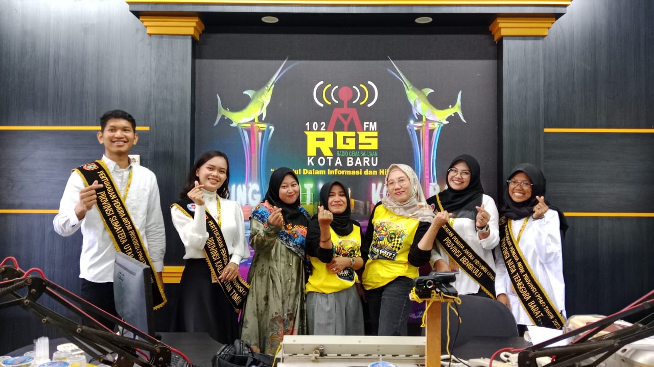 Empat orang pertukaran pemuda antar provinsi yang bertugas di Desa Gedambaan mengikuti talkshow di Radio Gema Saijaan Kotabaru.Jumat (28/07/2023). (Kalimantanlive.com/Diskominfo)