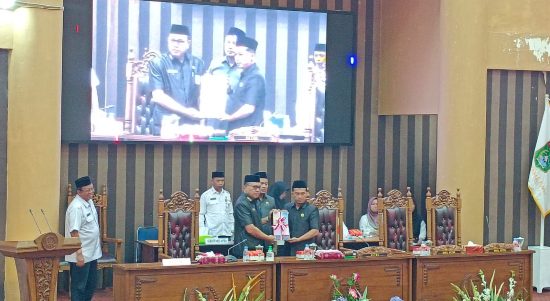 Pemerintah Daerah Kabupaten Tanah Bumbu menyampaikan Kebijakan Umum APBD (KUA) dan Prioritas Plafon Anggaran Sementara (PPAS) dalam rapat paripurna DPRD. (Kalimantanlive.com/Desy).