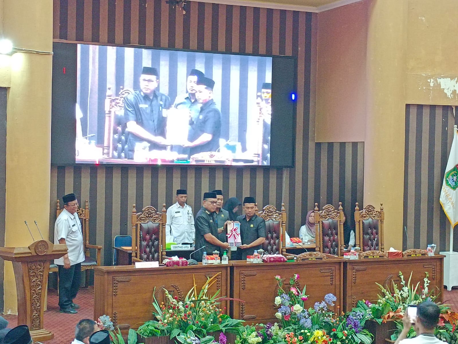 Pemerintah Daerah Kabupaten Tanah Bumbu menyampaikan Kebijakan Umum APBD (KUA) dan Prioritas Plafon Anggaran Sementara (PPAS) dalam rapat paripurna DPRD. (Kalimantanlive.com/Desy).