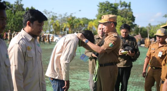 Pemerintah Kabupaten Tanah Bumbu melalui Sekretaris Daerah (Sekda), Ambo Sakka melepas 23 peserta pemagangan program YESS di Kabupaten Tanah Bumbu, Senin (24/7/2023). (Kalimantanlive.com/Desy).