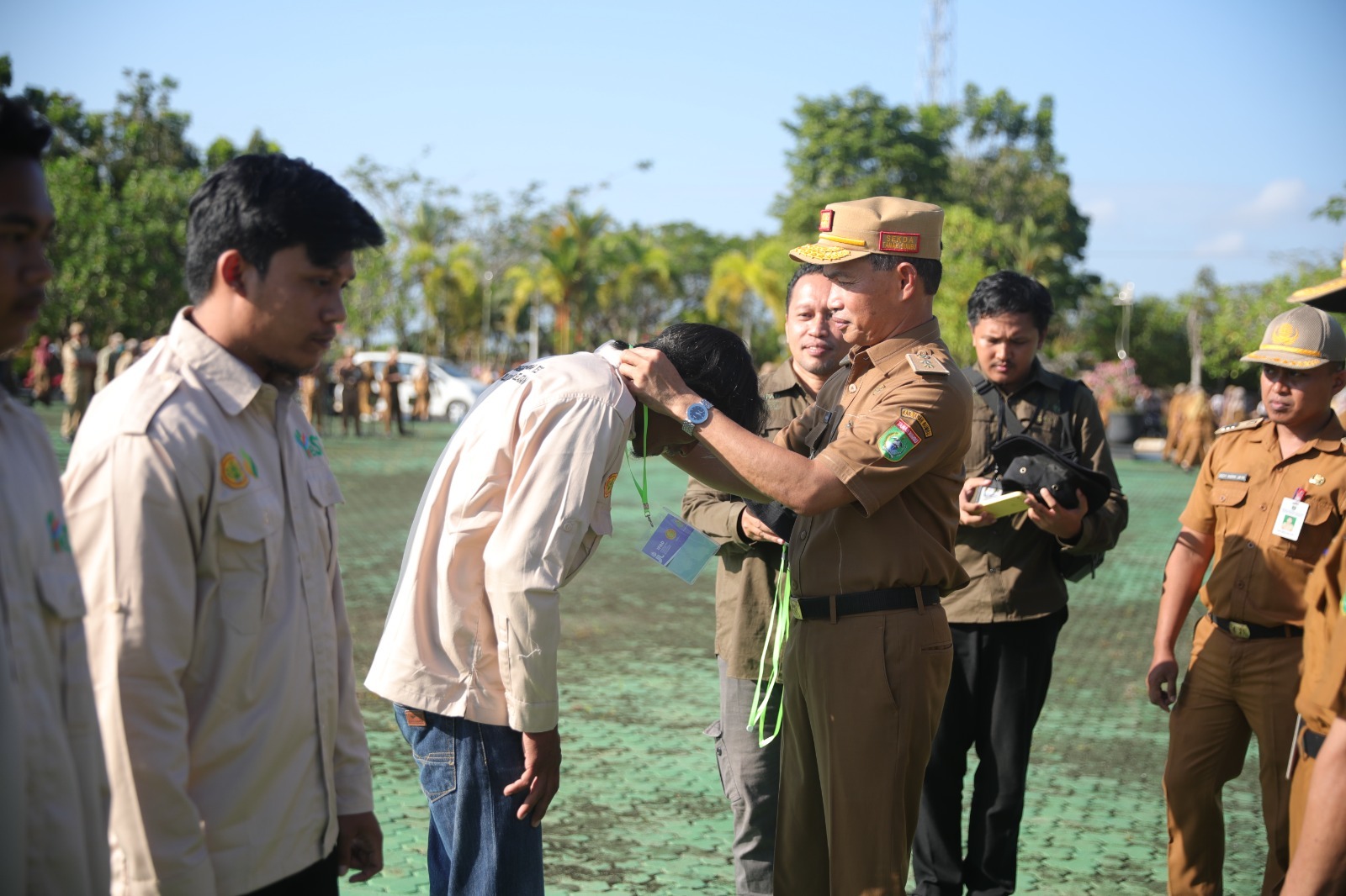 Pemerintah Kabupaten Tanah Bumbu melalui Sekretaris Daerah (Sekda), Ambo Sakka melepas 23 peserta pemagangan program YESS di Kabupaten Tanah Bumbu, Senin (24/7/2023). (Kalimantanlive.com/Desy).