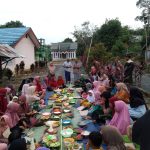 Dalam rangka menyambut Tahun Baru Islam 1 Muharram 1445 Hijriah, Pemerintah Desa bersama Warga Desa Selaselilau Kecamatan Karang Bintang Kabupaten Tanah Bumbu menggelar doa dan makan bersama, di halaman kantor desa, belum lama ini. (Kalimantanlive.com/Desy)