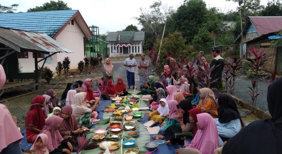 Dalam rangka menyambut Tahun Baru Islam 1 Muharram 1445 Hijriah, Pemerintah Desa bersama Warga Desa Selaselilau Kecamatan Karang Bintang Kabupaten Tanah Bumbu menggelar doa dan makan bersama, di halaman kantor desa, belum lama ini. (Kalimantanlive.com/Desy)