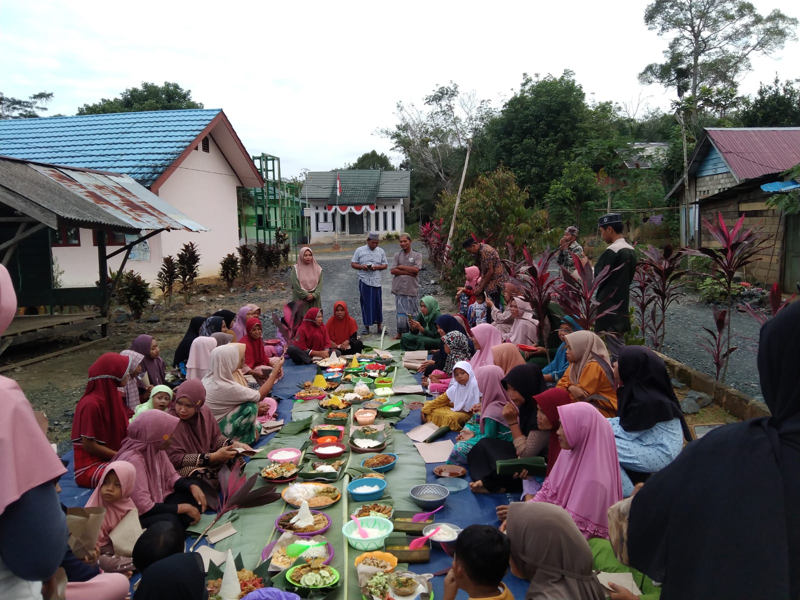 Dalam rangka menyambut Tahun Baru Islam 1 Muharram 1445 Hijriah, Pemerintah Desa bersama Warga Desa Selaselilau Kecamatan Karang Bintang Kabupaten Tanah Bumbu menggelar doa dan makan bersama, di halaman kantor desa, belum lama ini. (Kalimantanlive.com/Desy)