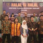 Bupati Tabalong, Anang Syakhfiani (kanan) menyerahkan cendramata tugu monumen tanjung puri kepada Bupati Malang, Sanusi (foto Prokopim Tabalong)